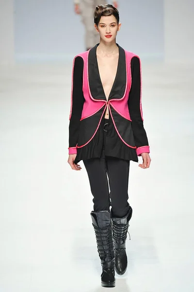 Look 10